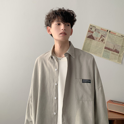 Κομψό ανδρικό πουκάμισο με κλασικό γιακά και λογότυπο