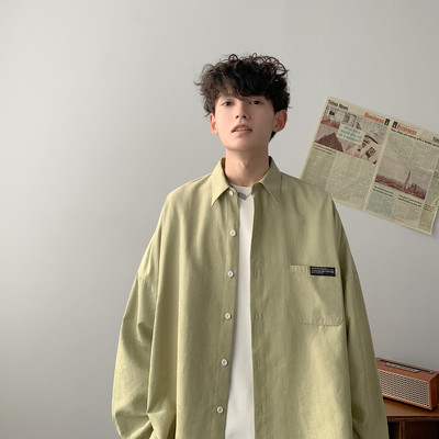 Κομψό ανδρικό πουκάμισο με κλασικό γιακά και λογότυπο