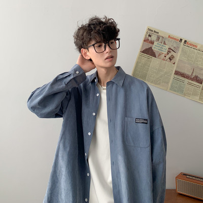 Κομψό ανδρικό πουκάμισο με κλασικό γιακά και λογότυπο