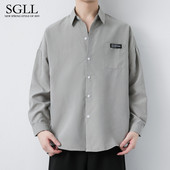 Įprasti vyriški rudeniški marškiniai ilgomis rankovėmis klasikine apykakle