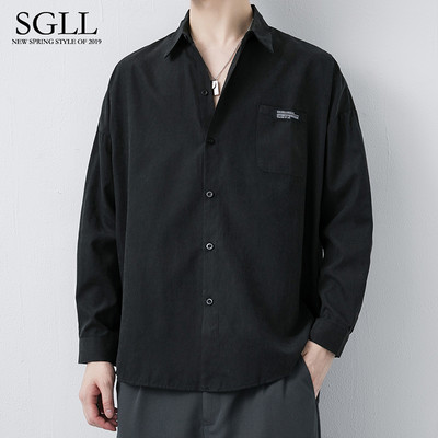 Įprasti vyriški rudeniški marškiniai ilgomis rankovėmis klasikine apykakle