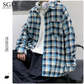 Įvairių spalvų vyriški languoti marškiniai su kišene