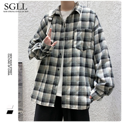 Įvairių spalvų vyriški languoti marškiniai su kišene