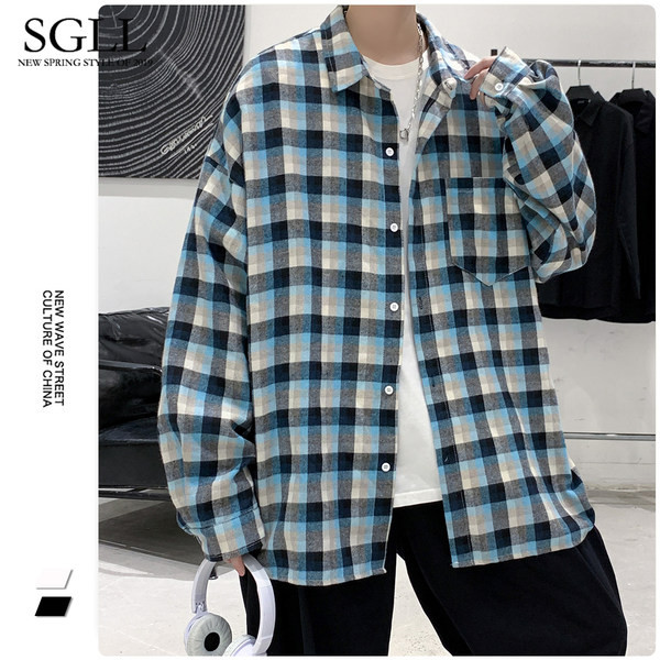 Įvairių spalvų vyriški languoti marškiniai su kišene