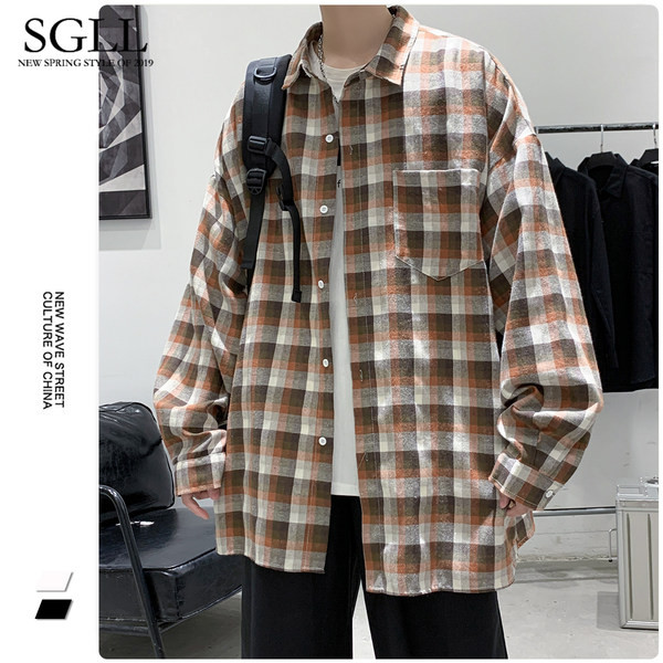 Įvairių spalvų vyriški languoti marškiniai su kišene