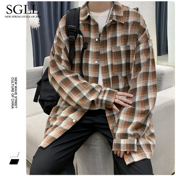 Įvairių spalvų vyriški languoti marškiniai su kišene