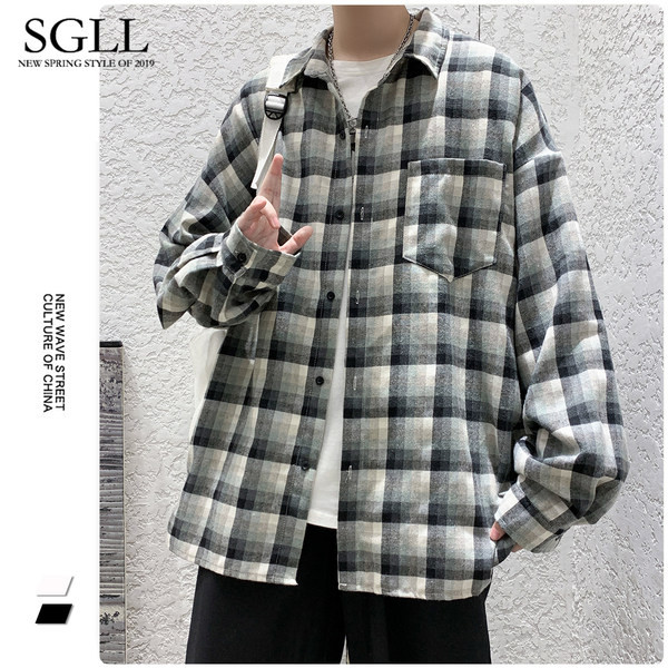 Įvairių spalvų vyriški languoti marškiniai su kišene