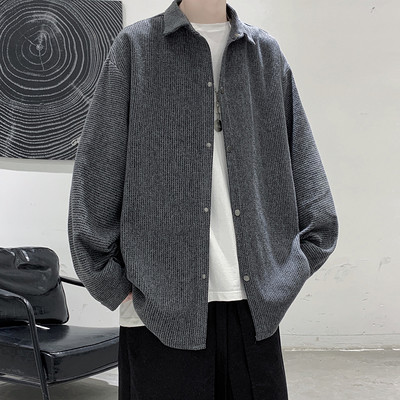 Moodne klassikalise krae ja pikkade varrukatega meeste särk