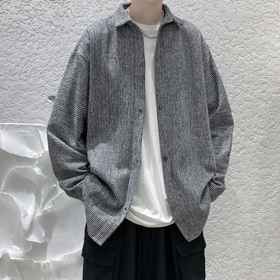 Moodne klassikalise krae ja pikkade varrukatega meeste särk