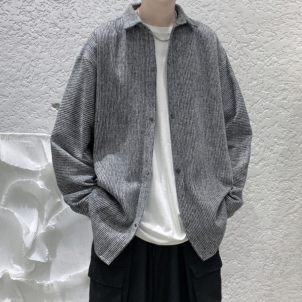 Moodne klassikalise krae ja pikkade varrukatega meeste särk