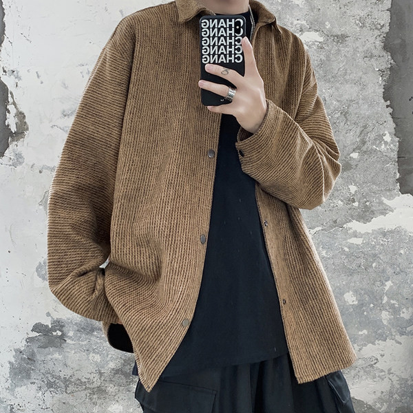 Moodne klassikalise krae ja pikkade varrukatega meeste särk