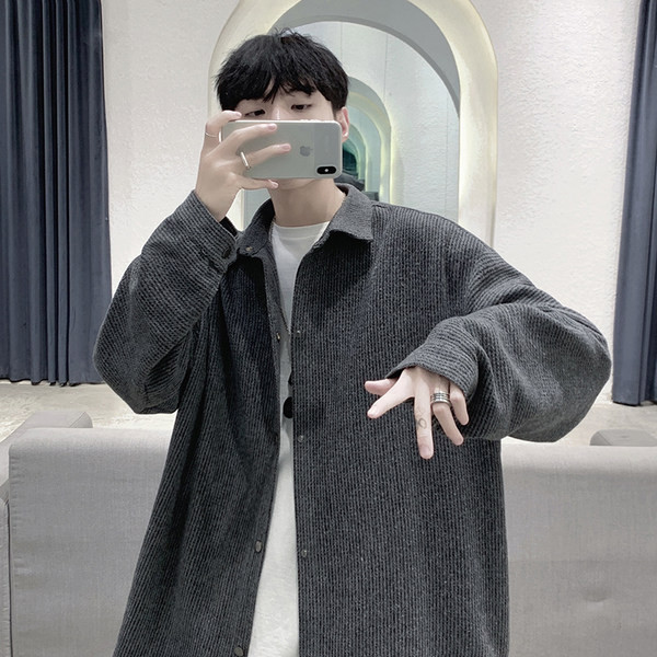 Moodne klassikalise krae ja pikkade varrukatega meeste särk