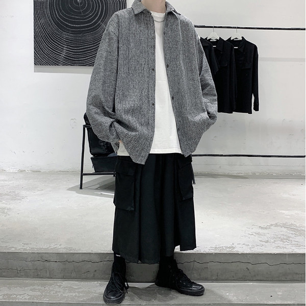 Moodne klassikalise krae ja pikkade varrukatega meeste särk