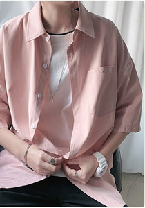 Tiszta modell férfi ing zsebbel és gombokkal