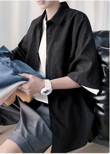 Tiszta modell férfi ing zsebbel és gombokkal