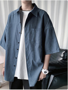 Tiszta modell férfi ing zsebbel és gombokkal