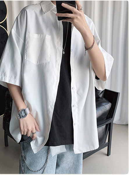 Tiszta modell férfi ing zsebbel és gombokkal