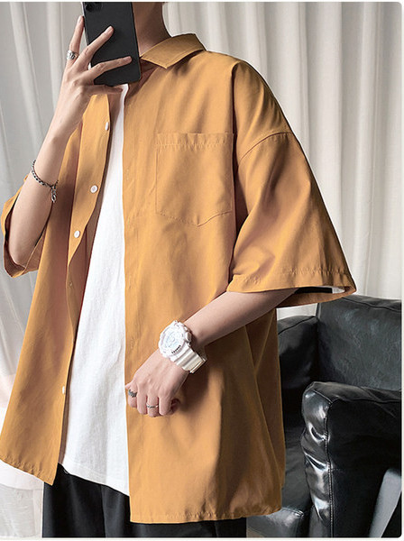 Tiszta modell férfi ing zsebbel és gombokkal