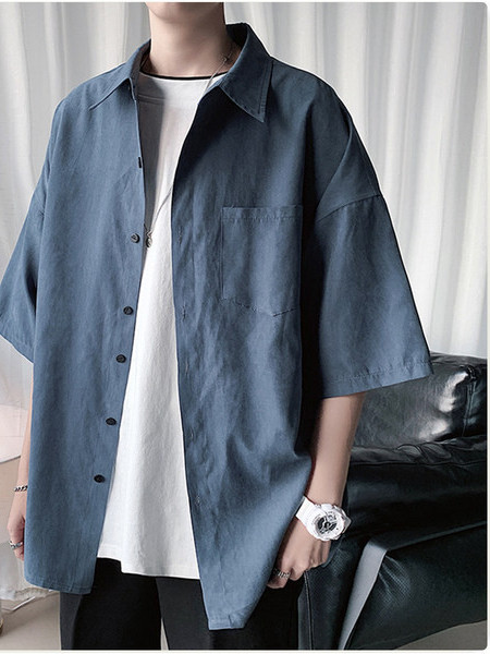 Tiszta modell férfi ing zsebbel és gombokkal