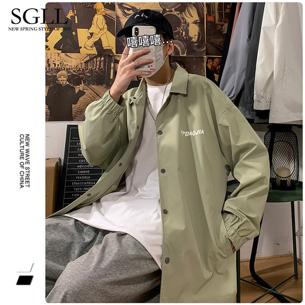 Vyriški marškiniai su užrašu ir guma ant rankovių