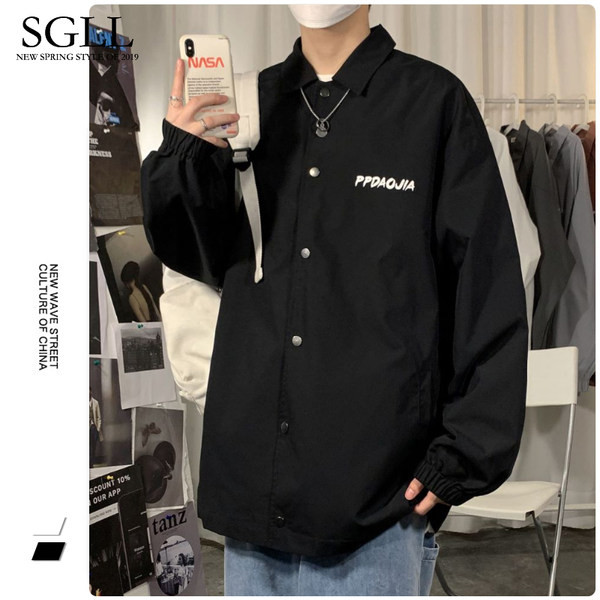 Vyriški marškiniai su užrašu ir guma ant rankovių