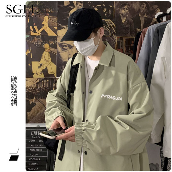 Vyriški marškiniai su užrašu ir guma ant rankovių