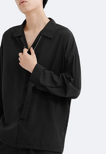 Vyriškų marškinėlių modelis ilgomis rankovėmis ir apykakle