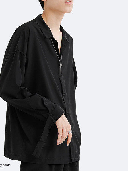 Vyriškų marškinėlių modelis ilgomis rankovėmis ir apykakle