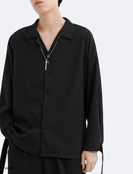 Vyriškų marškinėlių modelis ilgomis rankovėmis ir apykakle