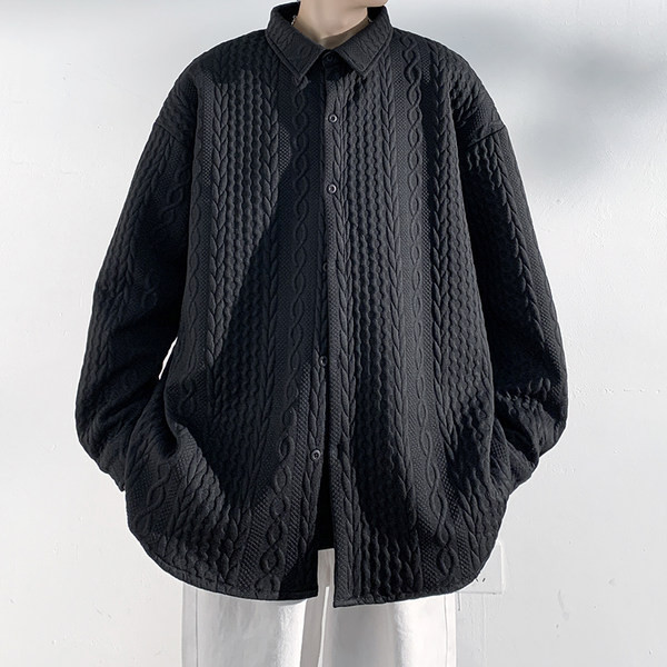 Meeste kaasaegne soliidne särk klassikalise krae ja nööpidega