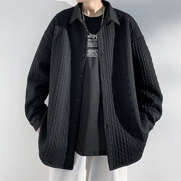 Meeste kaasaegne soliidne särk klassikalise krae ja nööpidega