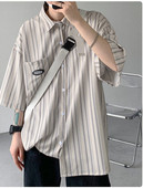 Ανδρικό ριγέ πουκάμισο με φαρδύ σχέδιο με μανίκια 3/4 και λογότυπο