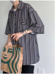 Ανδρικό ριγέ πουκάμισο με φαρδύ σχέδιο με μανίκια 3/4 και λογότυπο