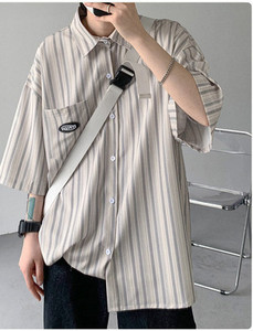 Ανδρικό ριγέ πουκάμισο με φαρδύ σχέδιο με μανίκια 3/4 και λογότυπο