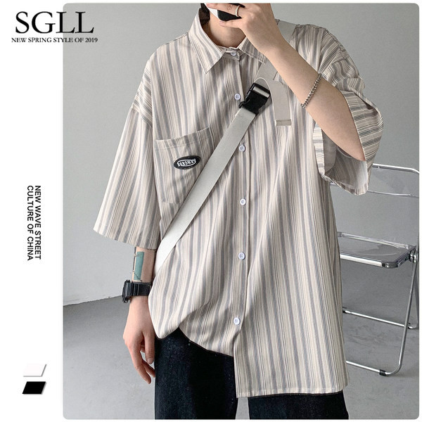 Ανδρικό ριγέ πουκάμισο με φαρδύ σχέδιο με μανίκια 3/4 και λογότυπο