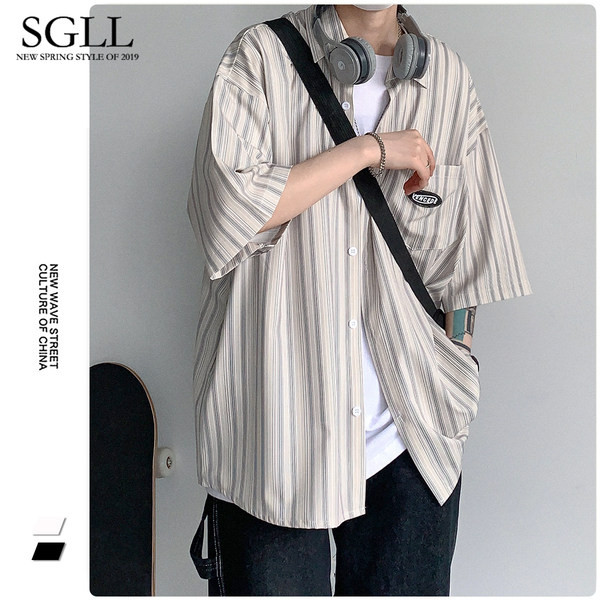 Ανδρικό ριγέ πουκάμισο με φαρδύ σχέδιο με μανίκια 3/4 και λογότυπο