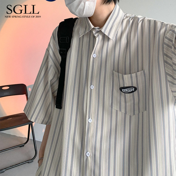 Ανδρικό ριγέ πουκάμισο με φαρδύ σχέδιο με μανίκια 3/4 και λογότυπο