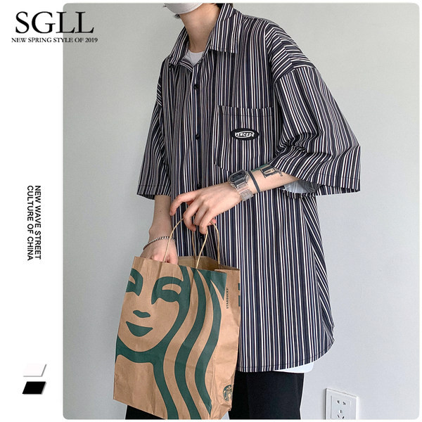 Ανδρικό ριγέ πουκάμισο με φαρδύ σχέδιο με μανίκια 3/4 και λογότυπο