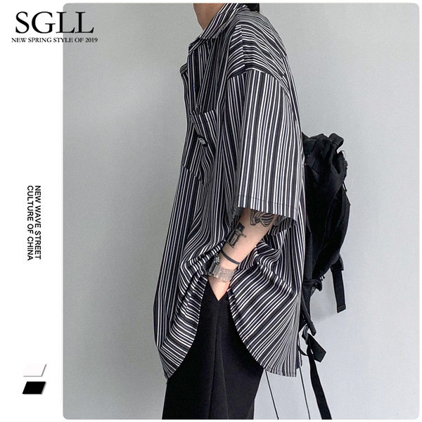 Ανδρικό ριγέ πουκάμισο με φαρδύ σχέδιο με μανίκια 3/4 και λογότυπο