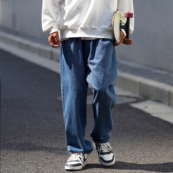 Paprasti vyriški džinsai švaraus dizaino