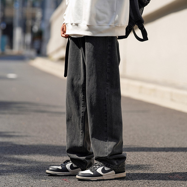 Paprasti vyriški džinsai švaraus dizaino