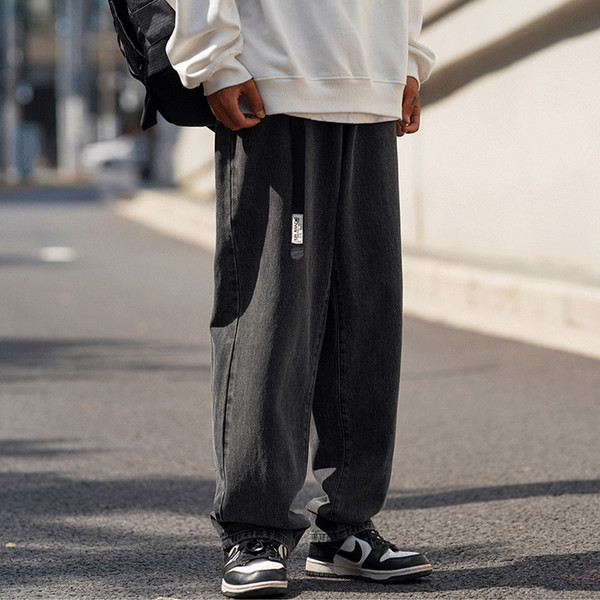 Paprasti vyriški džinsai švaraus dizaino