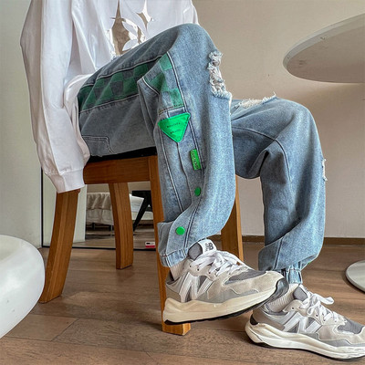 Naujas vyriškų džinsų modelis su plėšytais motyvais