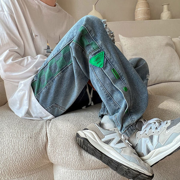 Naujas vyriškų džinsų modelis su plėšytais motyvais