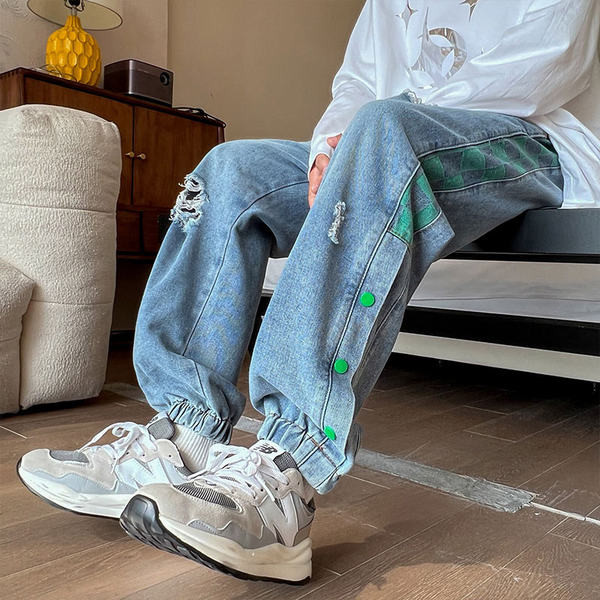 Naujas vyriškų džinsų modelis su plėšytais motyvais