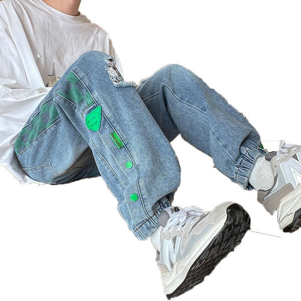 Naujas vyriškų džinsų modelis su plėšytais motyvais