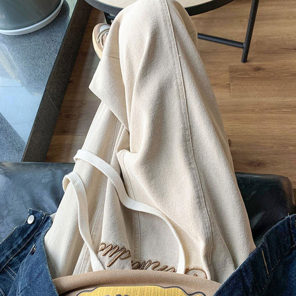 Laia istuvusega meeste teksad tikitud kirja ja paeltega