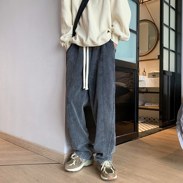 Laia istuvusega meeste teksad tikitud kirja ja paeltega