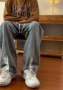 Ανδρικό τζιν με κορδόνια και σκισμένα μοτίβα στα πόδια