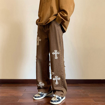 Modern férfi farmernadrág hímzett résszel és zsebbel